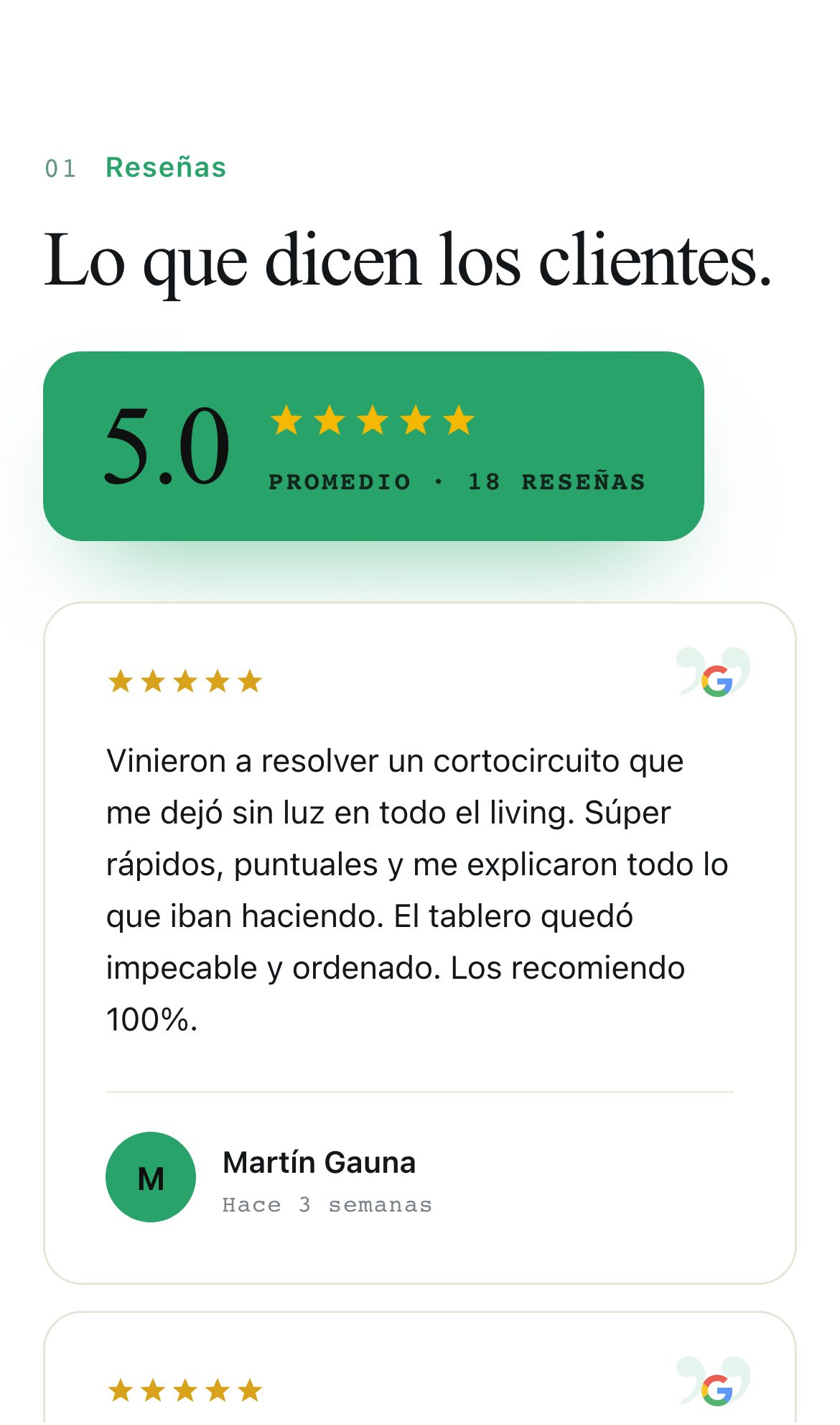 Sección de reseñas de la página de Cerberos Electricidad en Muovi: puntaje promedio, cantidad total de reseñas y el comentario de un cliente con su calificación